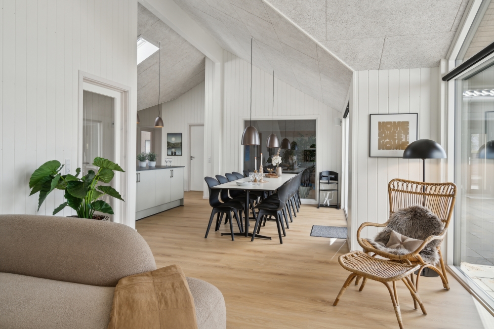 Det stora ljusa vardagsrummet i lyxstuga nr 617 för 14.