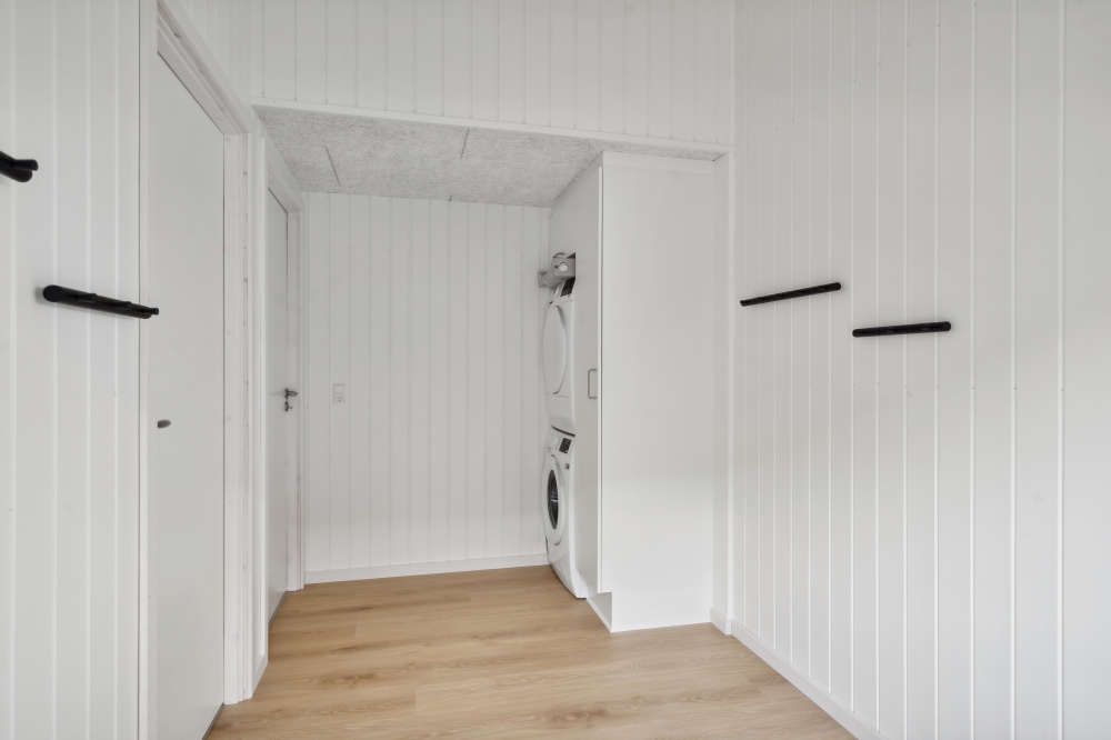 Den rymliga entrén i lyxstuga nr 617 i Fyn och öar