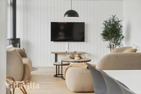 När ni besöker lyxhus nr 617 kan ni mysa tillsammans i sofforna.