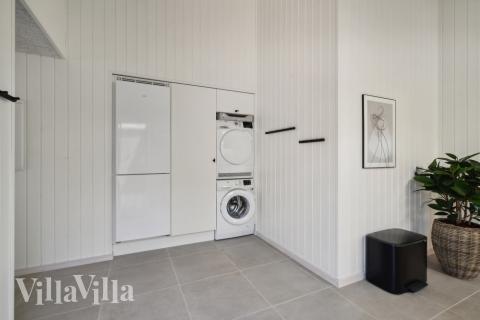 Den rymliga entrén i lyxstuga nr 618 i Fyn och öar