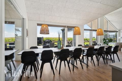 Vardagsrummet i lyxstuga nr. 618 har plats för 16 personer.