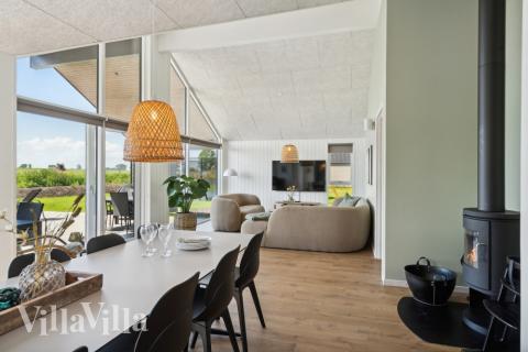 Det stora ljusa vardagsrummet i lyxstuga nr 618 för 16.