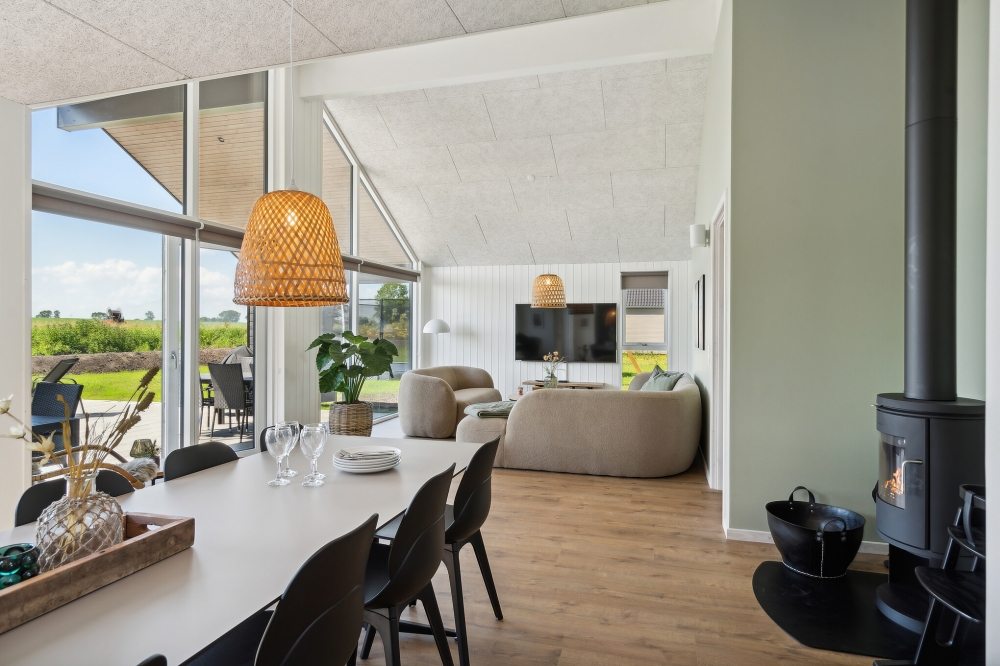 Det stora ljusa vardagsrummet i lyxstuga nr 618 för 16.