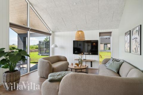 I soffhörnan i lyxstuga 618 i Fyn och öar kan ni spela brädspel eller titta på film tillsammans.