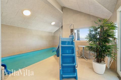 Sommarstuga 618 är inredd med en smakfull poolavdelning som har vattenrutschbana, ett stort inbyggt spapad och bastu