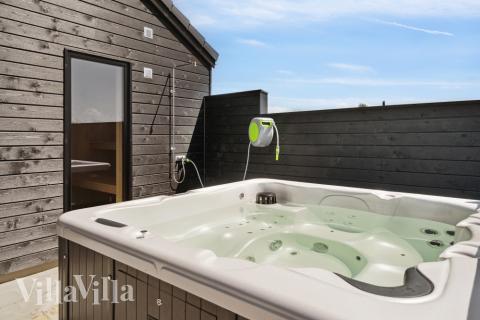 Njut av spabadets värme i lyxstuga nr 618 i Fyn och öar