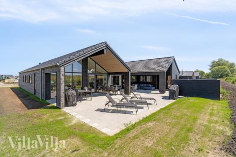 Den praktfulla poolstugan nr 618 med plats för 16 personer ligger i Fyn och öar