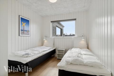 Ett av de 12 utmärkta sovrummen i lyxstuga nr 619 i Nordjylland.