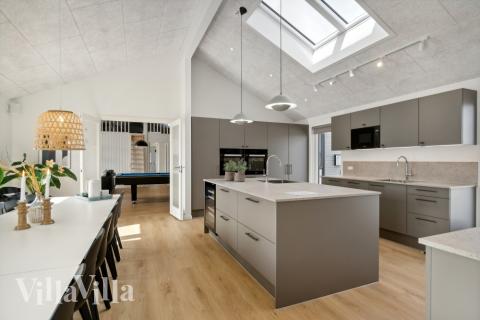 Köket i lyxstuga nr 619 är generöst inrett.