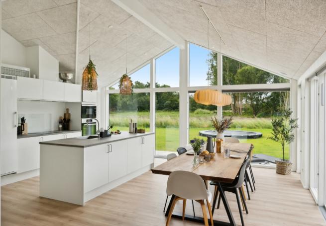 Det stora ljusa vardagsrummet i lyxstuga nr 620 för 12.