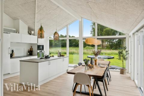 Det stora ljusa vardagsrummet i lyxstuga nr 620 för 12.