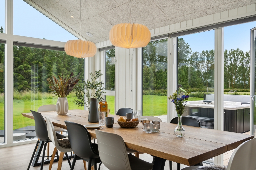 Ni kan sitta 12 personer tillsammans i vardagsrummet när ni besöker lyxhus nr 620 i Lolland/Falster/Møn.