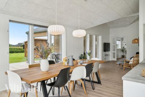 Vardagsrummet i lyxstuga nr. 620 har plats för 12 personer.