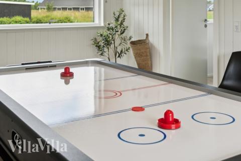 Lyxstuga 620 för 12 personer har ett stort aktivitetsrum med bl.a. biljard och dart