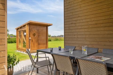 Njut av en grillkväll på terrassen i lyxstuga nr 620 i Lolland/Falster/Møn