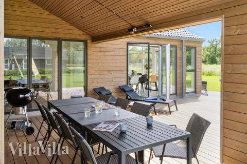 På terrassen i sommarhus nr 620 finns det plats för upp till 12 gäster.