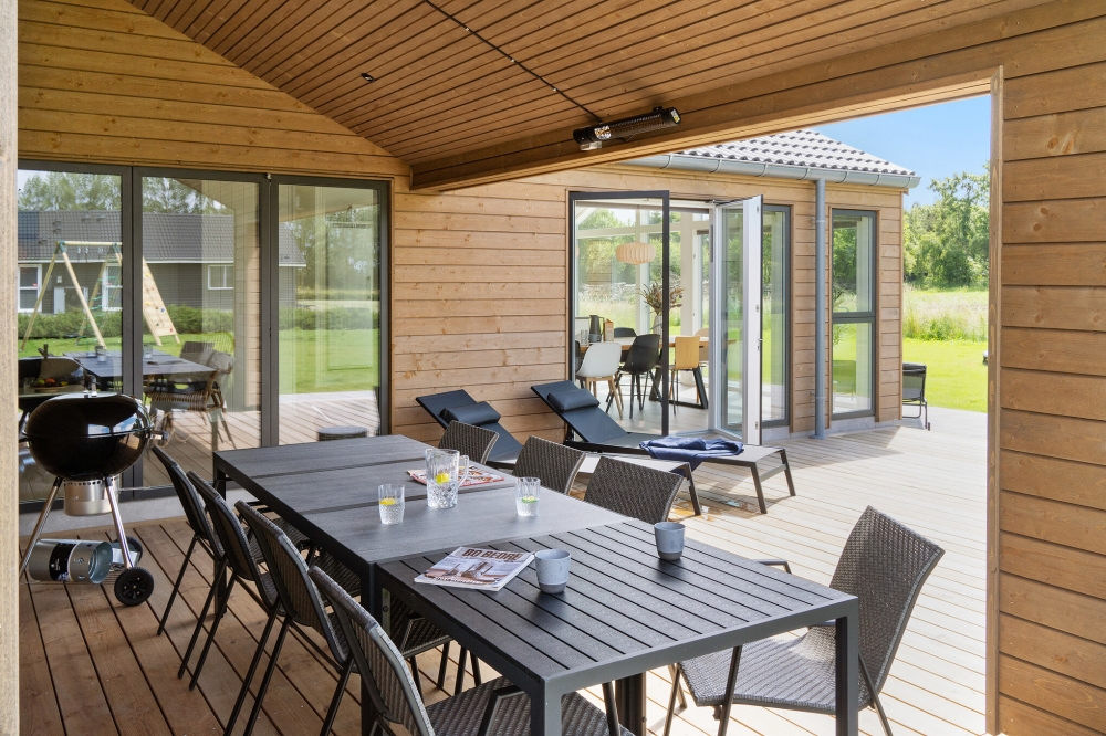 På terrassen i sommarhus nr 620 finns det plats för upp till 12 gäster.