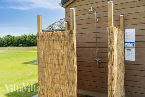 Förutom de många timmar som du kan tillbringa i stugans poolavdelning erbjuder lyxstuga 620 även många utomhusaktiviteter