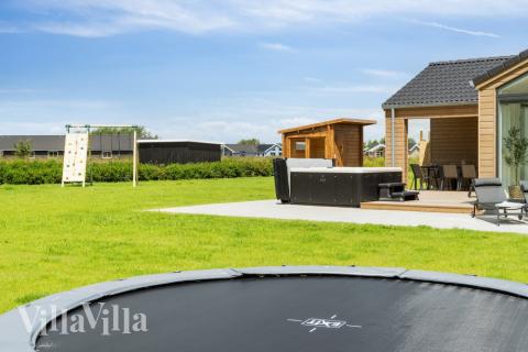 Till den trevliga sommarstugan nr 620 i Lolland/Falster/Møn erbjuds en mängd utomhusaktiviteter, t.ex. lektorn och gungor