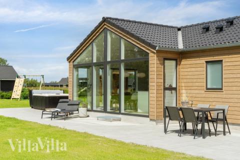 Lyxstuga nr 620 har en härlig terrass med sköna trädgårdsmöbler för 12 personer.