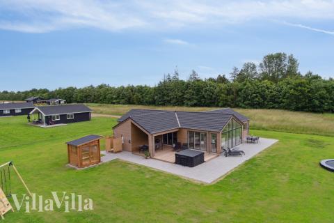 Den praktfulla poolstugan nr 620 med plats för 12 personer ligger i Lolland/Falster/Møn