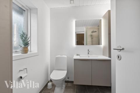 Ett duschrum finns i lyxstuga nr 623 för 15 personer.