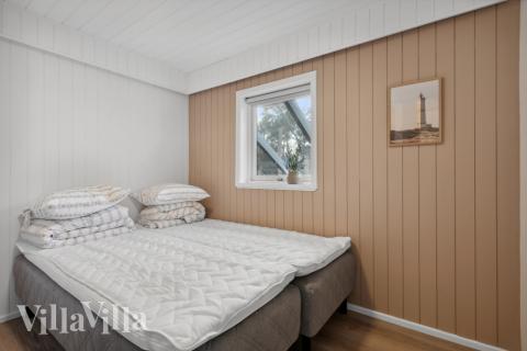 Ett av de 5 utmärkta sovrummen i lyxstuga nr 623 i Vestjylland.