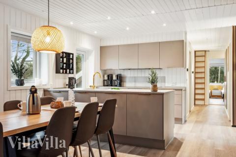 Det stora ljusa vardagsrummet i lyxstuga nr 623 för 15.