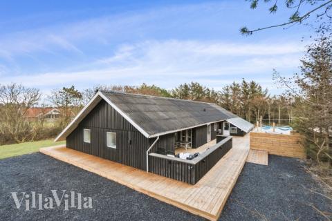 Den praktfulla poolstugan nr 623 med plats för 15 personer ligger i Vestjylland