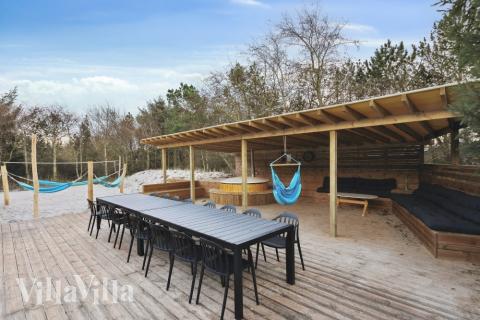 Lyxstuga nr 623 har en härlig terrass med sköna trädgårdsmöbler för 15 personer.