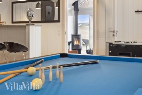 Lyxstuga 624 för 14 personer har ett stort aktivitetsrum med bl.a. biljard och dart