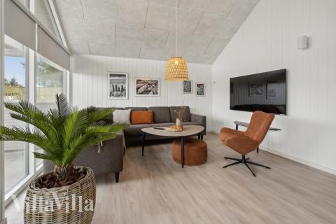 I soffhörnan i lyxstuga 624 i Sydjylland kan ni spela brädspel eller titta på film tillsammans.