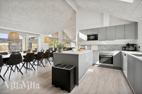 Välinrett kök i lyxstuga nr 624 i Sydjylland.