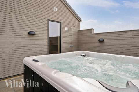 Njut av spabadets värme i lyxstuga nr 624 i Sydjylland