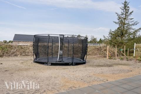 Till den trevliga sommarstugan nr 624 i Sydjylland erbjuds en mängd utomhusaktiviteter, t.ex. lektorn och gungor