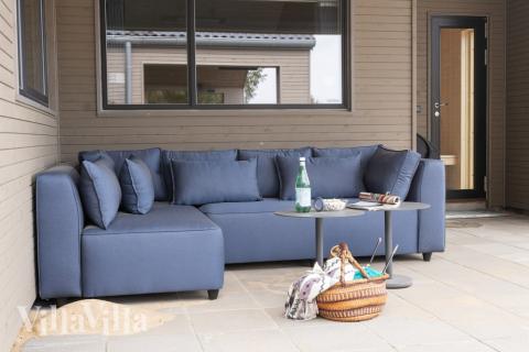 Lyxstuga nr 624 har en härlig terrass med sköna trädgårdsmöbler för 14 personer.