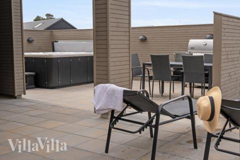 Stor terrass i lyxstuga nr 624 i Sydjylland.