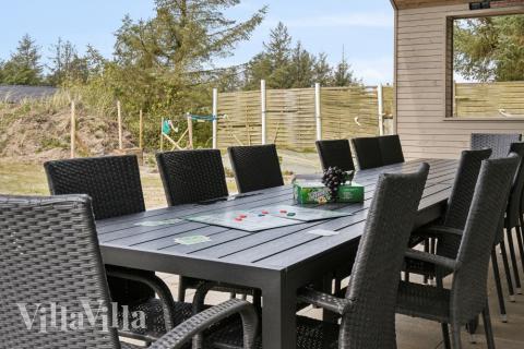 Njut av en grillkväll på terrassen i lyxstuga nr 624 i Sydjylland