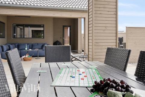 På terrassen i sommarhus nr 624 finns det plats för upp till 14 gäster.