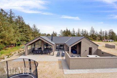 Den praktfulla poolstugan nr 624 med plats för 14 personer ligger i Sydjylland