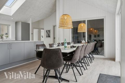 Det stora ljusa vardagsrummet i lyxstuga nr 624 för 14.