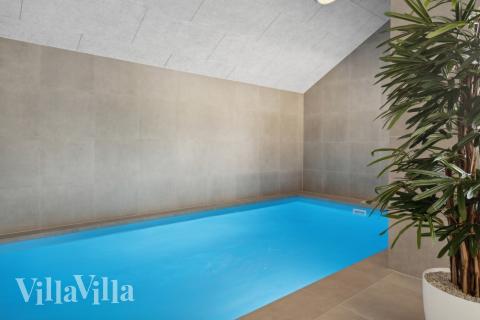 Sommarstuga 624 är inredd med en smakfull poolavdelning som har vattenrutschbana, ett stort inbyggt spapad och bastu