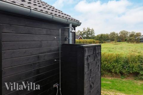 Till den trevliga sommarstugan nr 625 i Lolland/Falster/Møn erbjuds en mängd utomhusaktiviteter, t.ex. lektorn och gungor