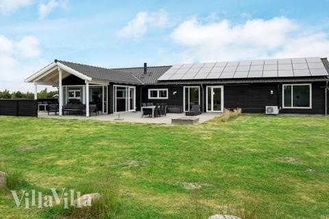 I Lolland/Falster/Møn ligger detta vackra poolhus nr 626 med plats för 14 personer.