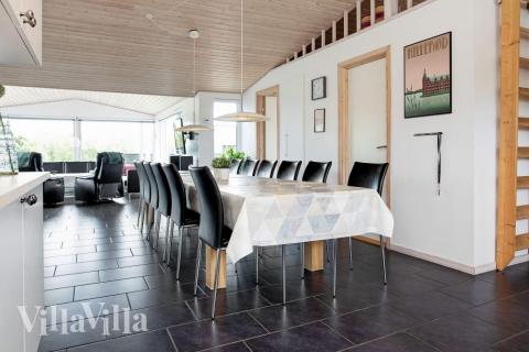 Det stora ljusa vardagsrummet i lyxstuga nr 626 för 14.