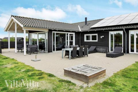 På terrassen i sommarhus nr 626 finns det plats för upp till 14 gäster.