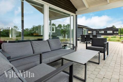 Lyxstuga nr 626 har en härlig terrass med sköna trädgårdsmöbler för 14 personer.