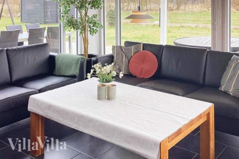 I soffhörnan i lyxstuga 626 i Lolland/Falster/Møn kan ni spela brädspel eller titta på film tillsammans.