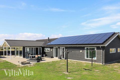 Den praktfulla poolstugan nr 626 med plats för 14 personer ligger i Lolland/Falster/Møn