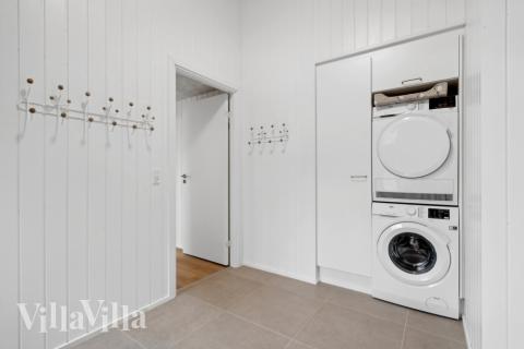 Den rymliga entrén i lyxstuga nr 627 i Vestjylland